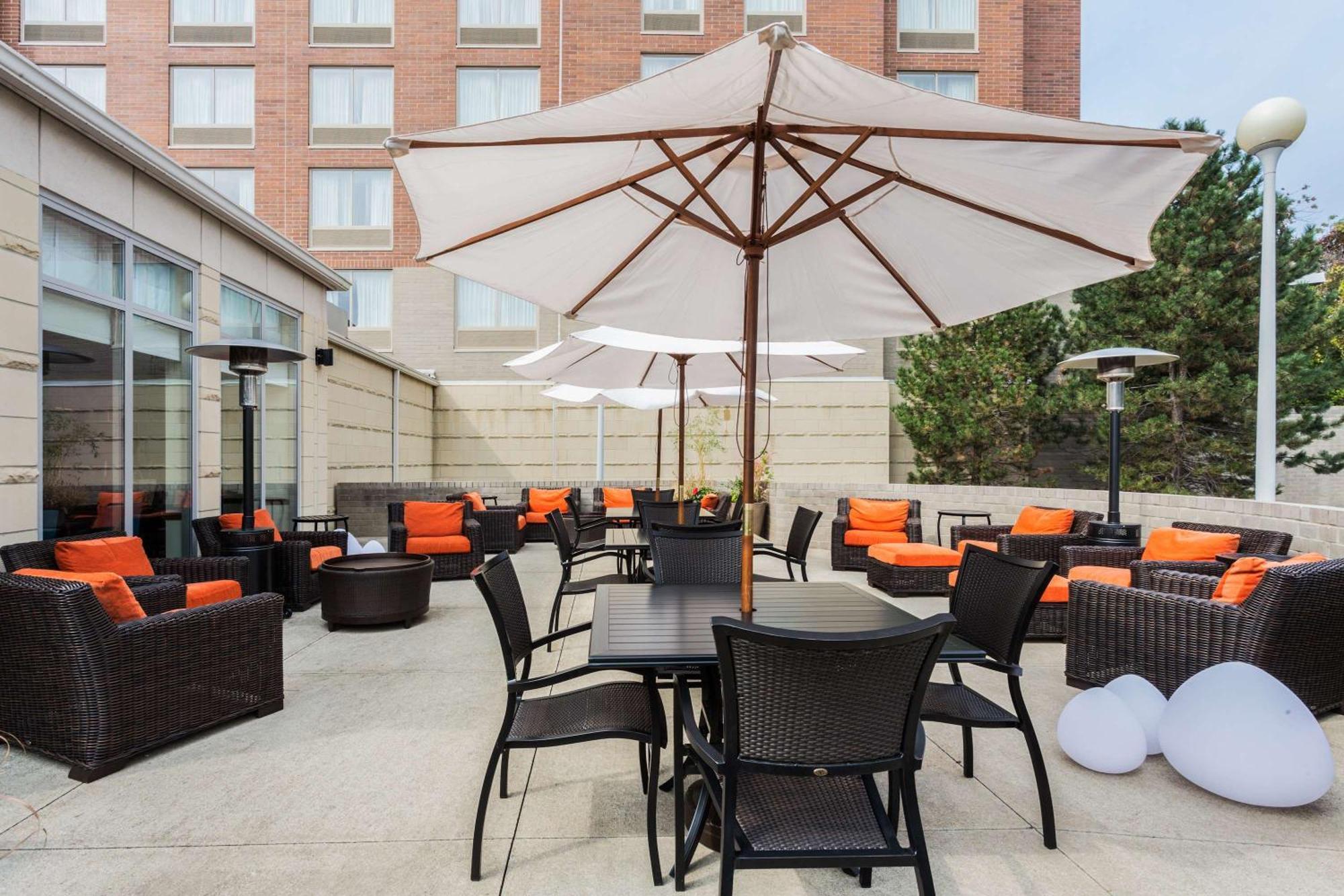Fairview Park Hilton Garden Inn Cleveland Airport מראה חיצוני תמונה